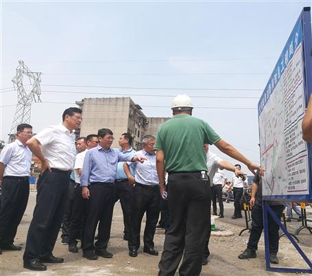 鄭俊康、吳煒到火車站周邊路網(wǎng)改造工程調(diào)研