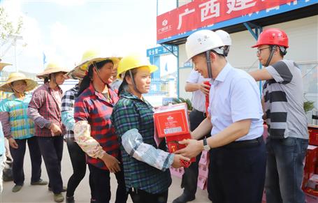 集團公司黨委委員、副總經(jīng)理侯立林到公司施工一線送清涼