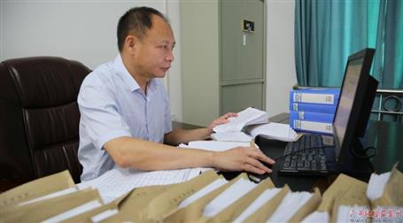 初心不改　本色不褪——記廣西勤廉榜樣、河池市紀委副書記、監(jiān)委副主任黃振林