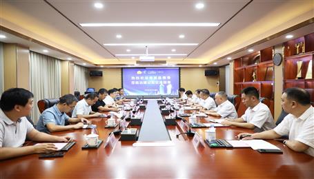 覃振華與鹿寨縣委副書記、縣長楊毅舉行工作會談