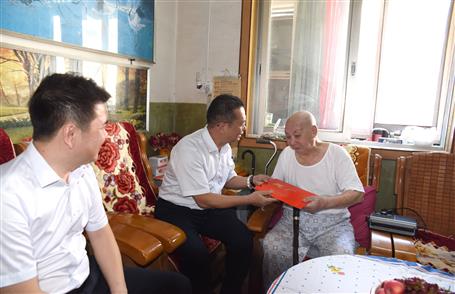 覃振華、賴海標國慶節(jié)前慰問離休老干部