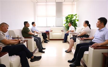 覃振華與柳北區(qū)委書記、區(qū)長石中華舉行工作會談