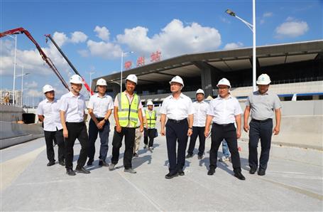 覃振華到桂華分公司項(xiàng)目開展2025年第三季度暨“中秋節(jié)”“國慶節(jié)”前安全生產(chǎn)質(zhì)量綜合大檢查